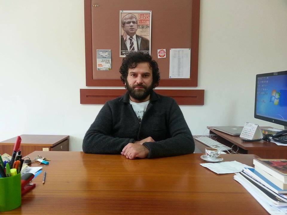 Barış akademisyeni görevine iade edildi